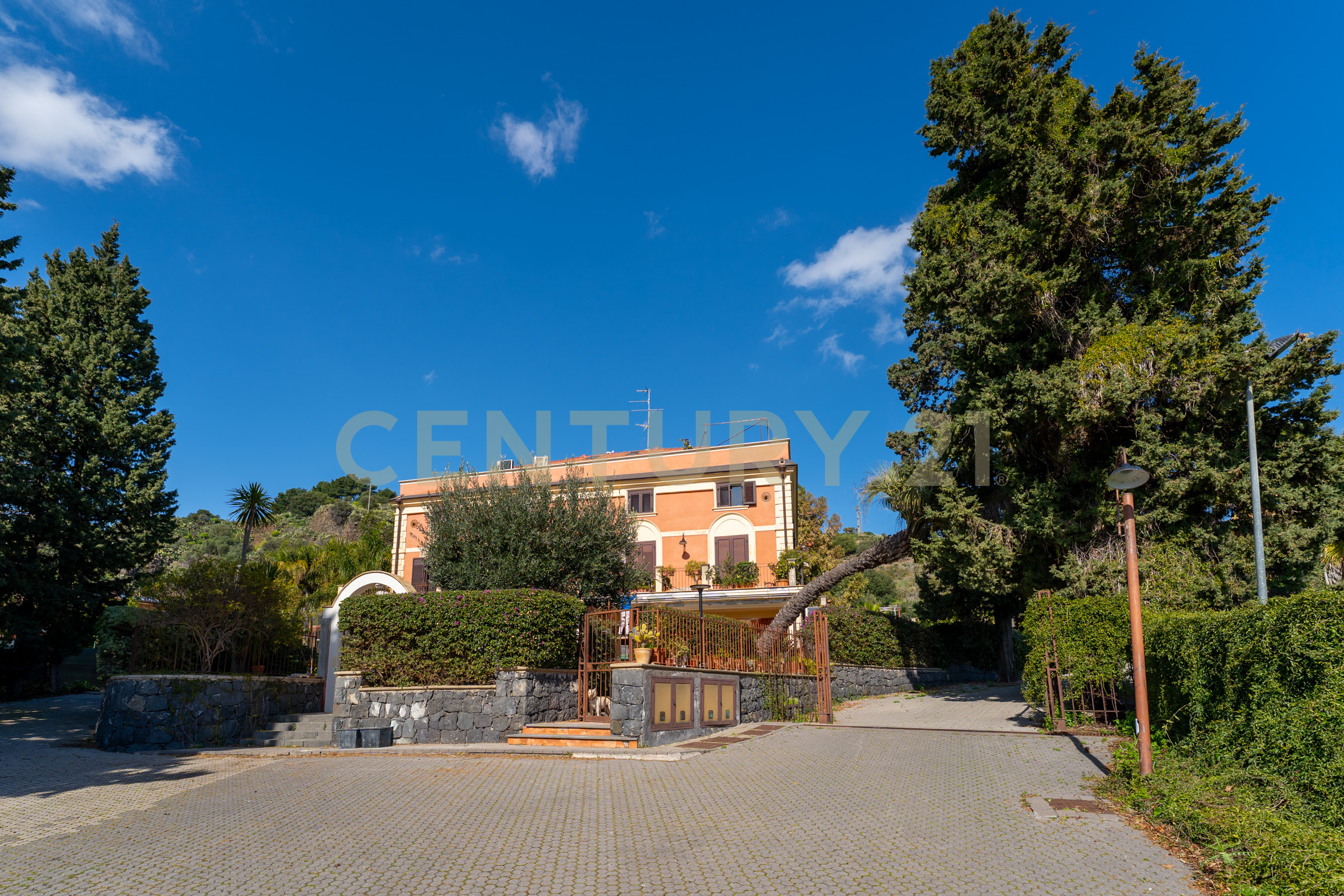 Appartamento con giardino in via stazione 12, Aci Castello