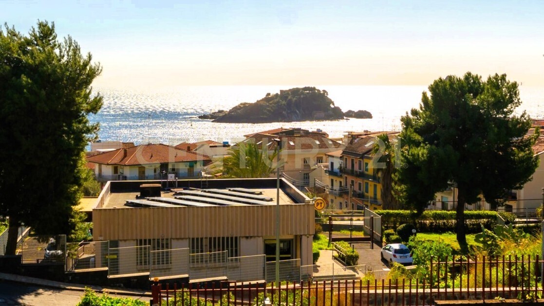 Appartamento vista mare in via spagnola 51, Aci Castello