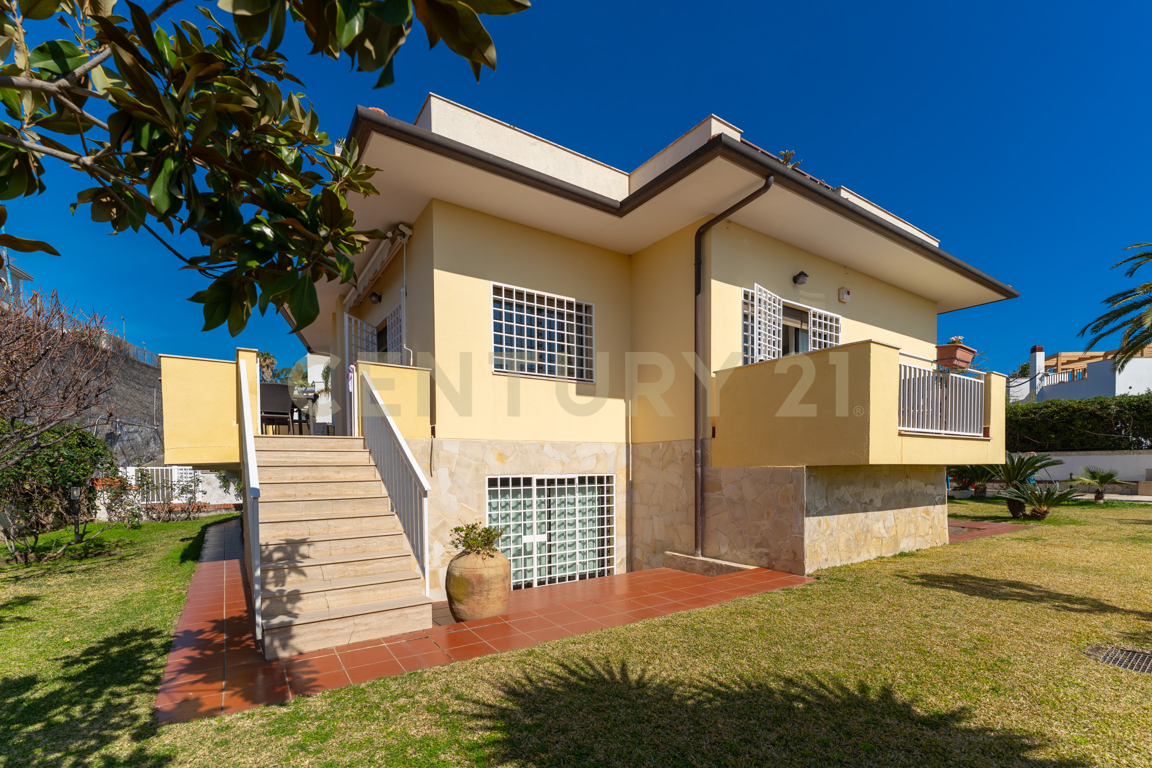 Villa con giardino in via antonello da messina 57, Aci Castello