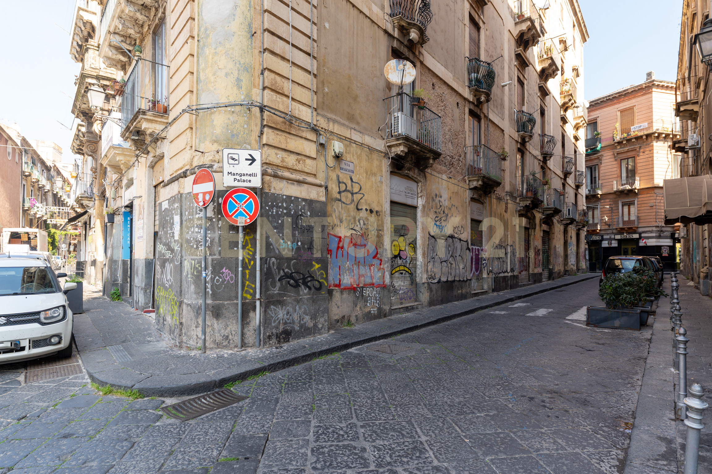 Locale commerciale da ristrutturare in piazza manganelli 15, Catania