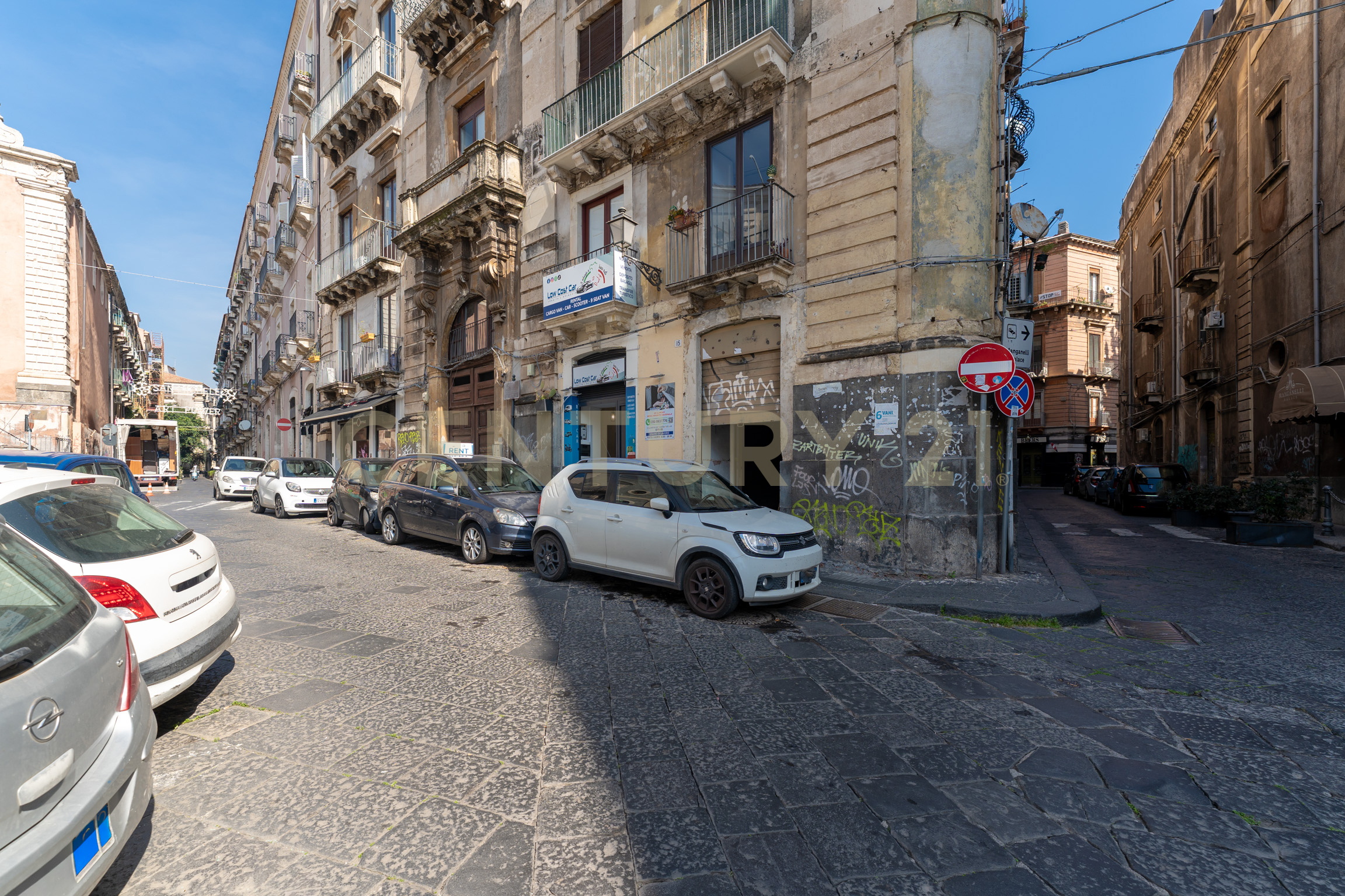 Locale commerciale da ristrutturare in piazza manganelli 15, Catania