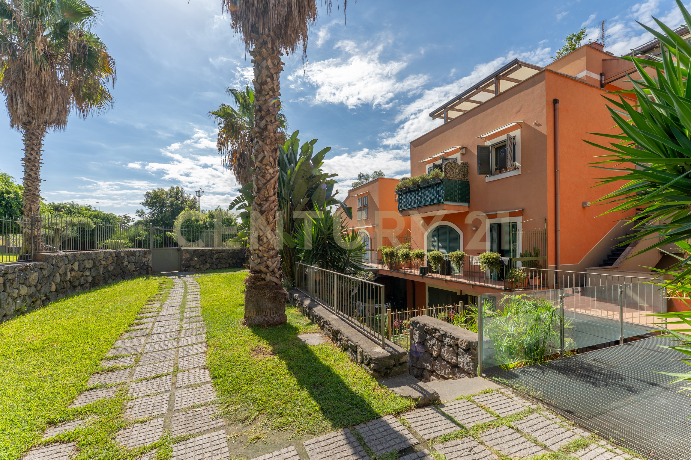 Villetta a schiera con giardino in via maria gianni 81, Catania