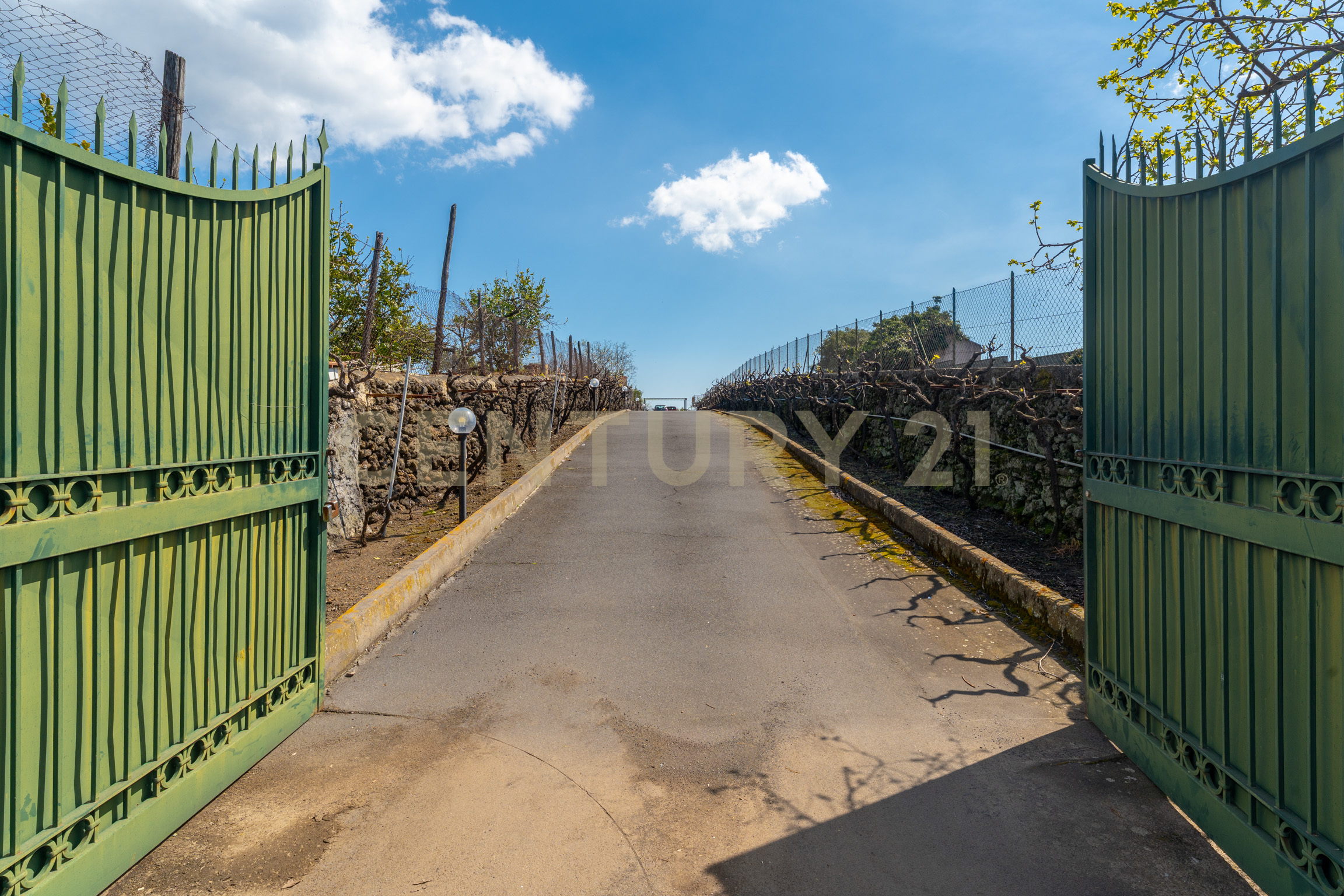 Villa con giardino in via ramondetta 47, Aci Sant'Antonio