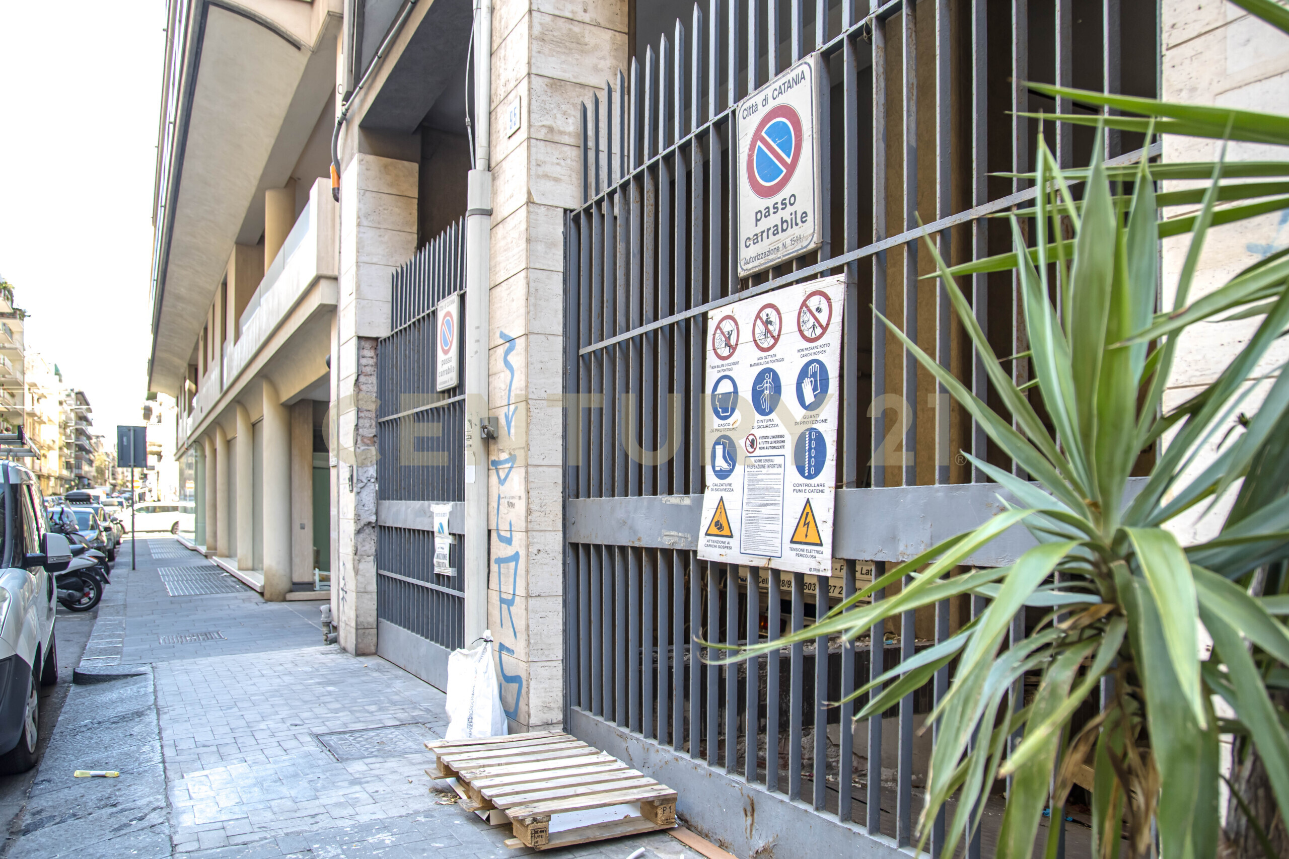 Posto auto coperto ristrutturato in via milano 93, Catania