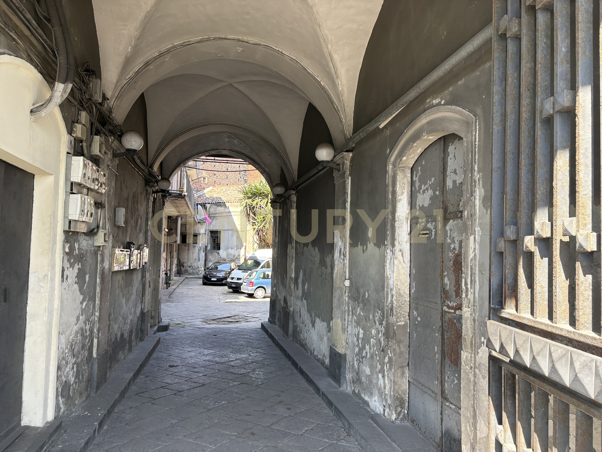 Locale commerciale da ristrutturare in via 6 aprile 61, Catania