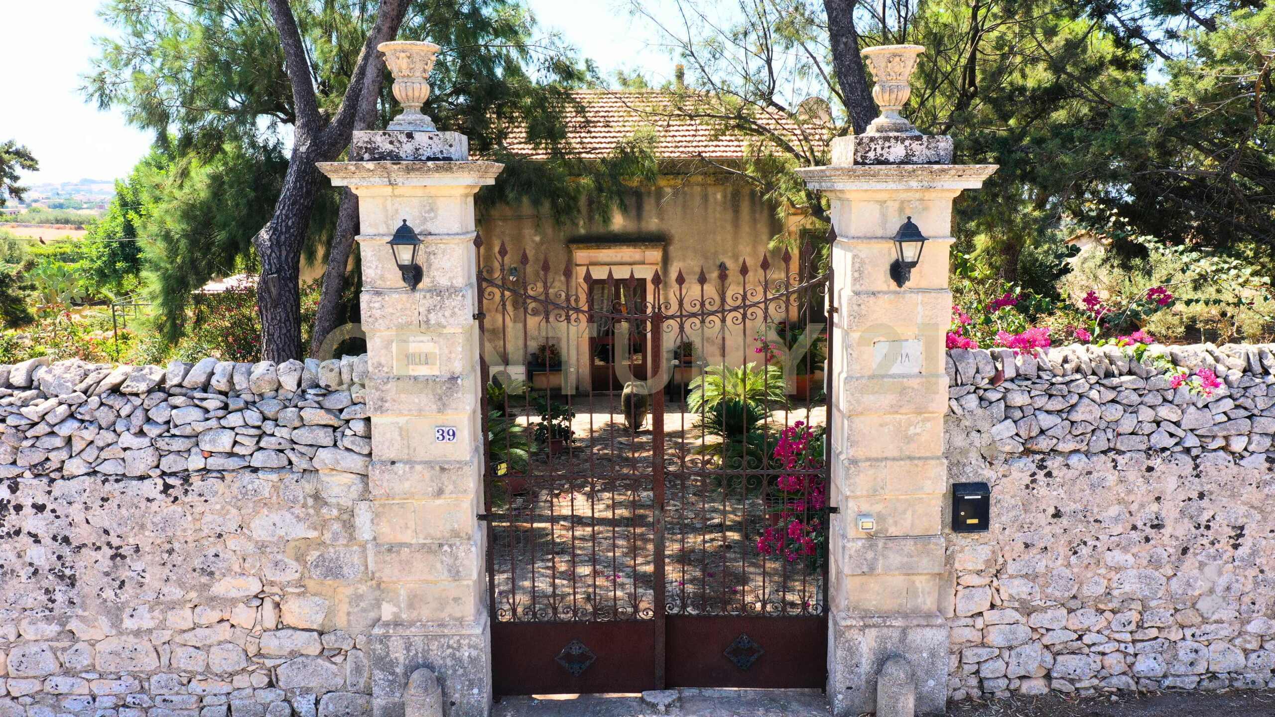 Villa con giardino in pirato cava maria 39, Modica