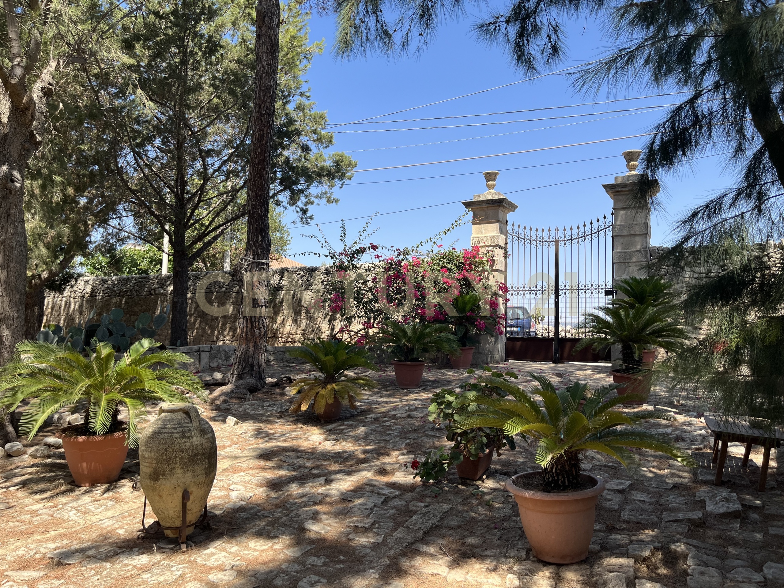 Villa con giardino in pirato cava maria 39, Modica