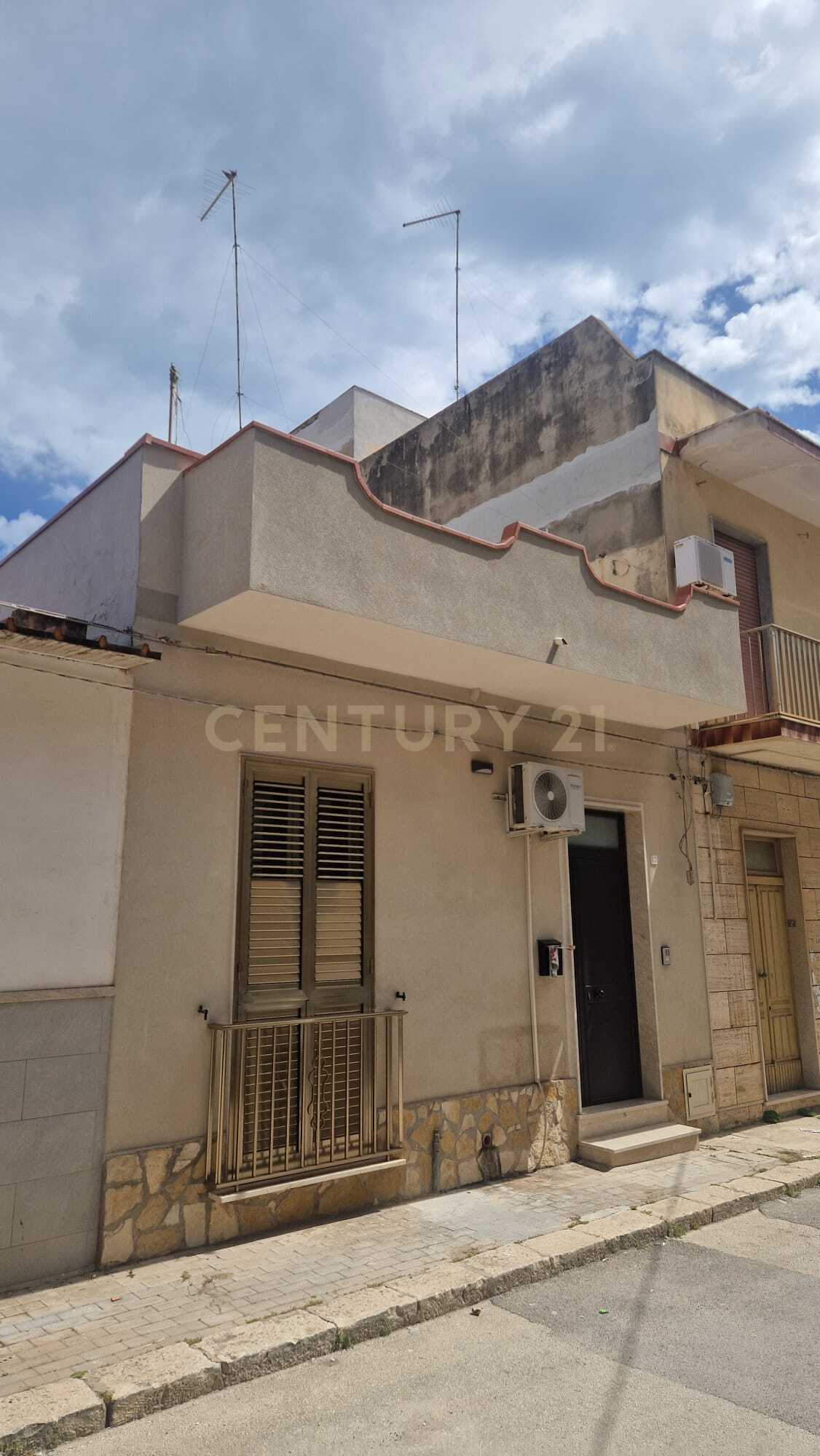 Casa indipendente con terrazzo in via l. bissolati, Pachino