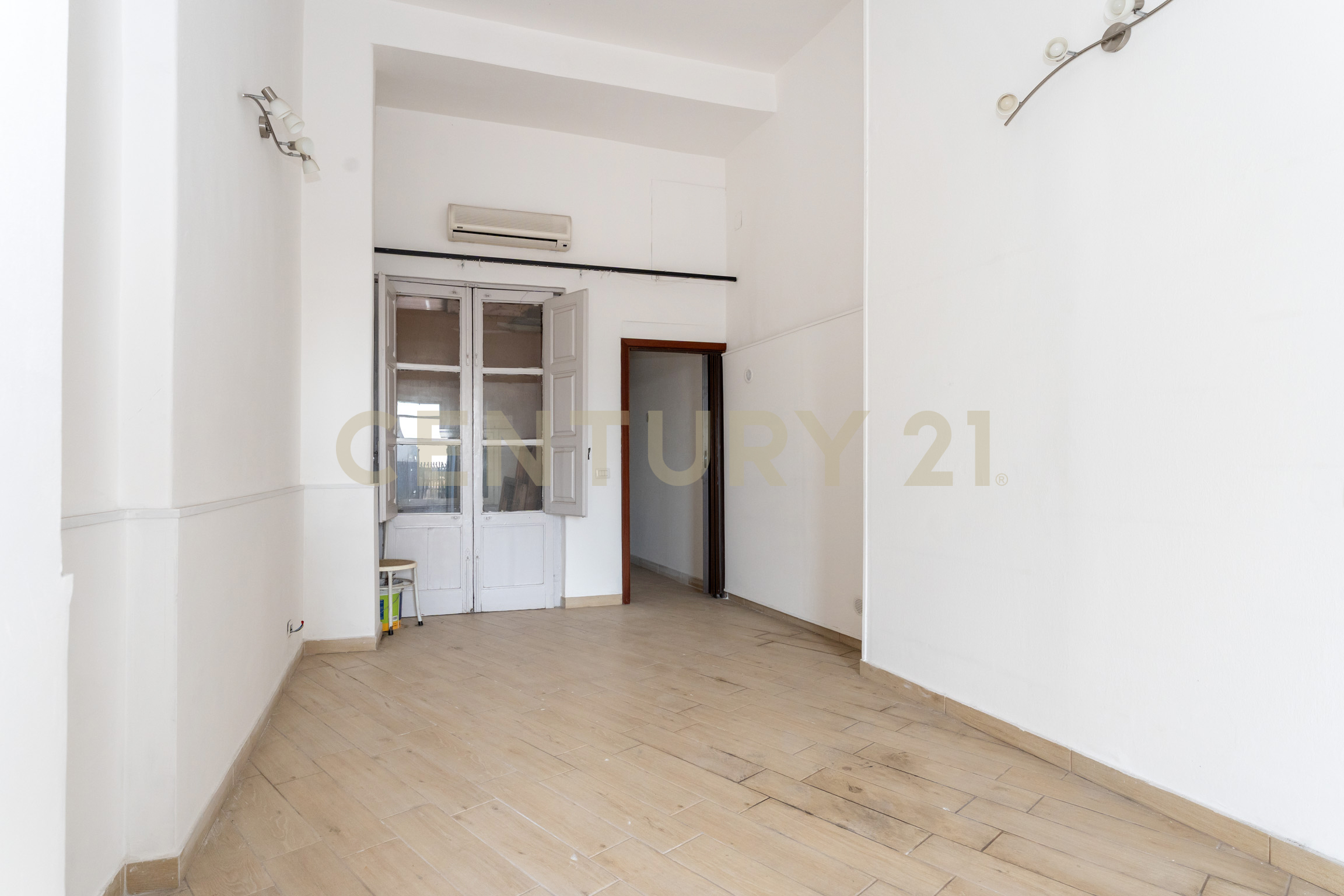 Locale commerciale da ristrutturare in via nizzeti, Tremestieri Etneo