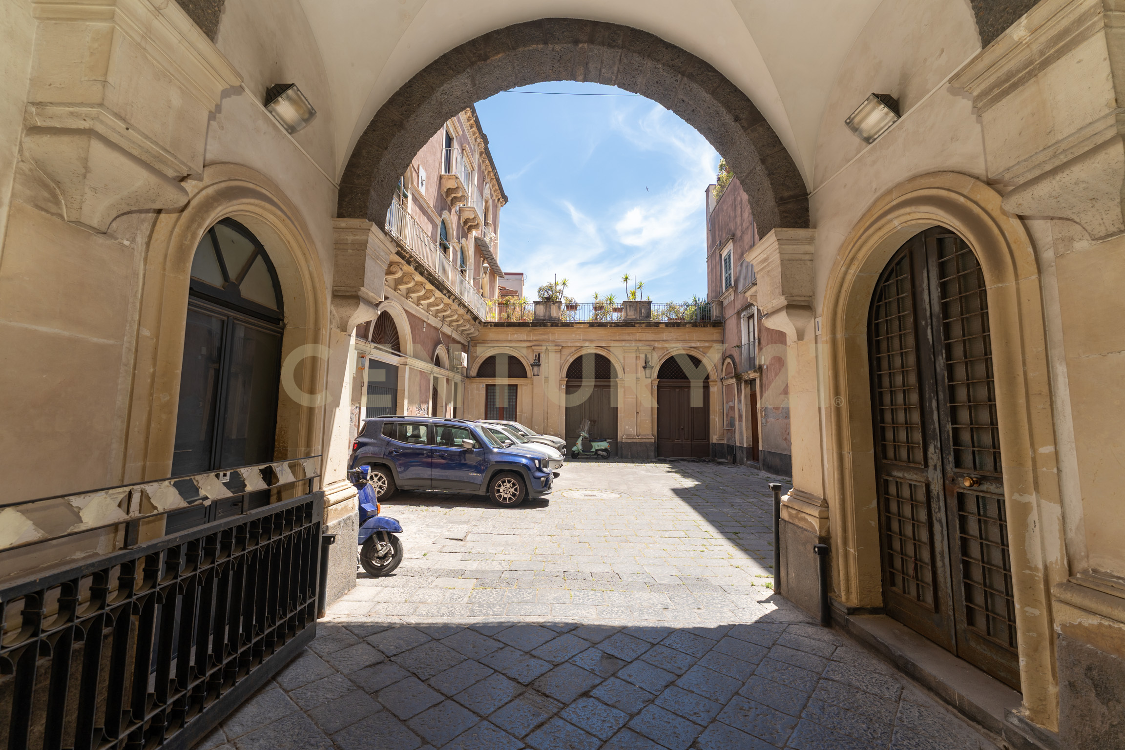 Trilocale da ristrutturare in via crociferi, Catania
