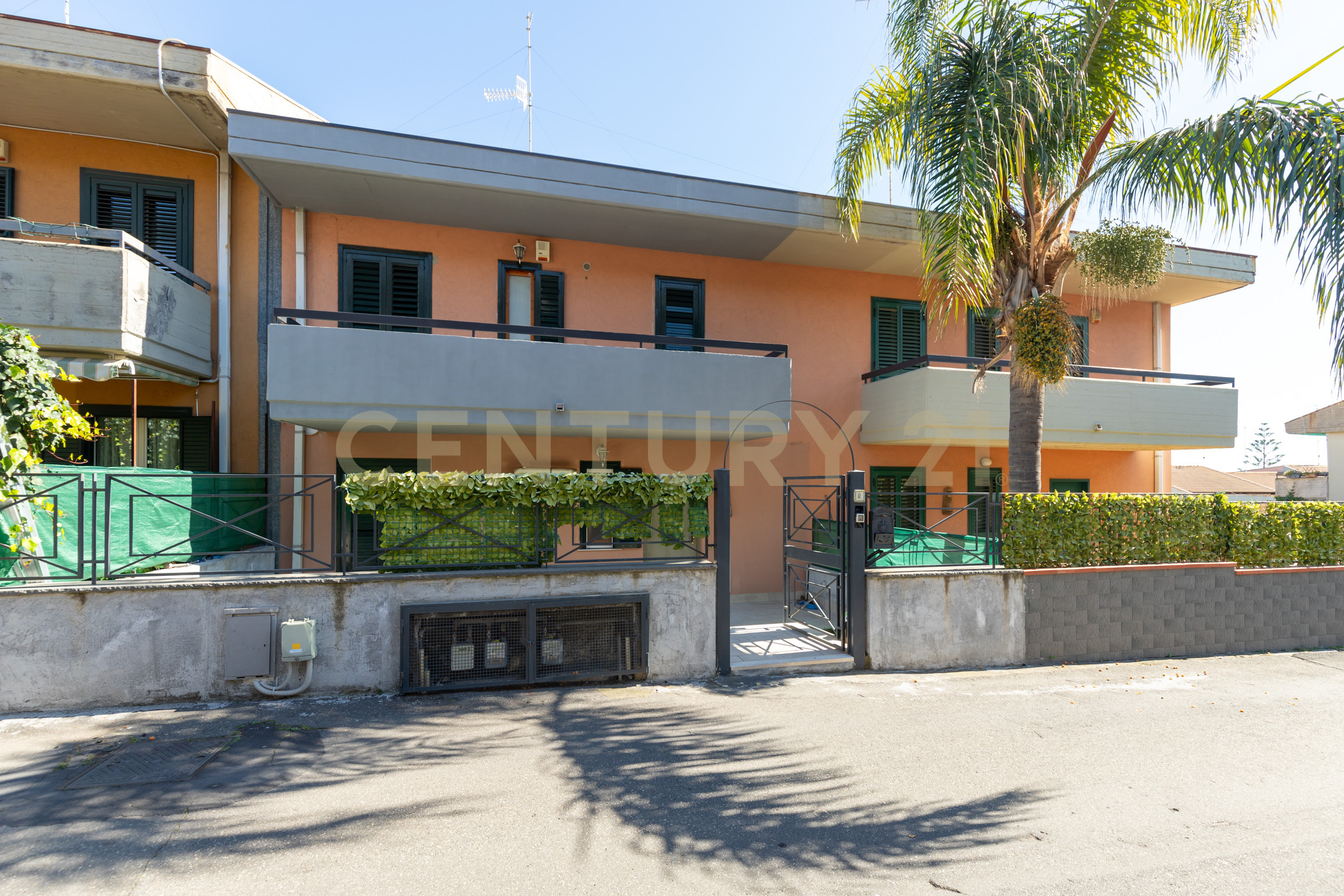 Villetta a schiera con terrazzi in via vampolieri 34, Aci Catena