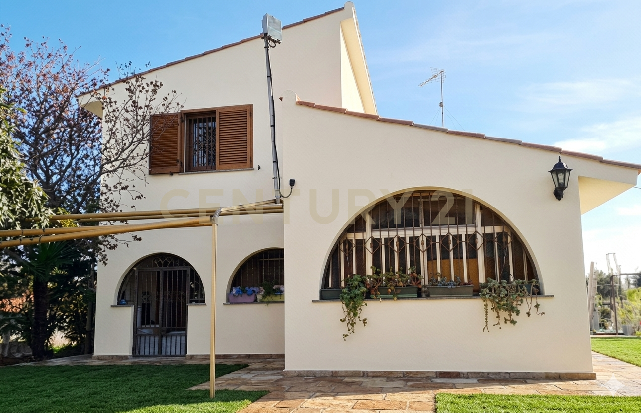 Villa con giardino in via san guglielmo abate 13, Siracusa