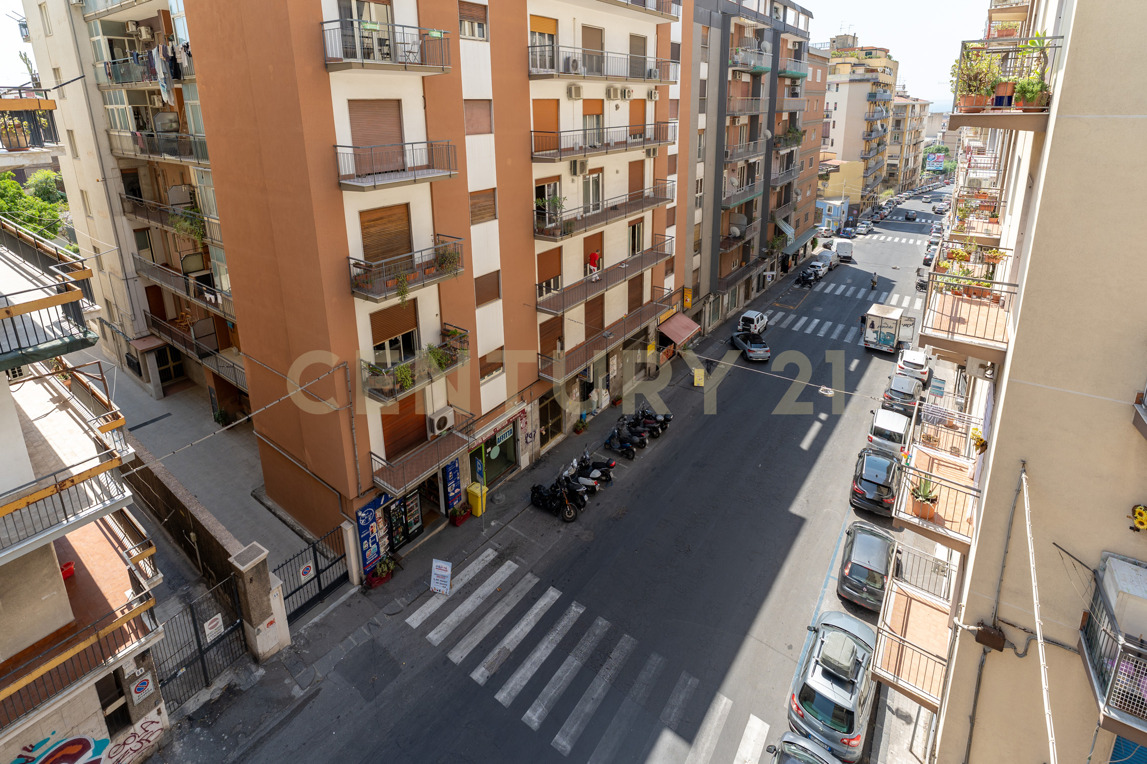 Locale commerciale ristrutturata in via passo gravina 81c, Catania