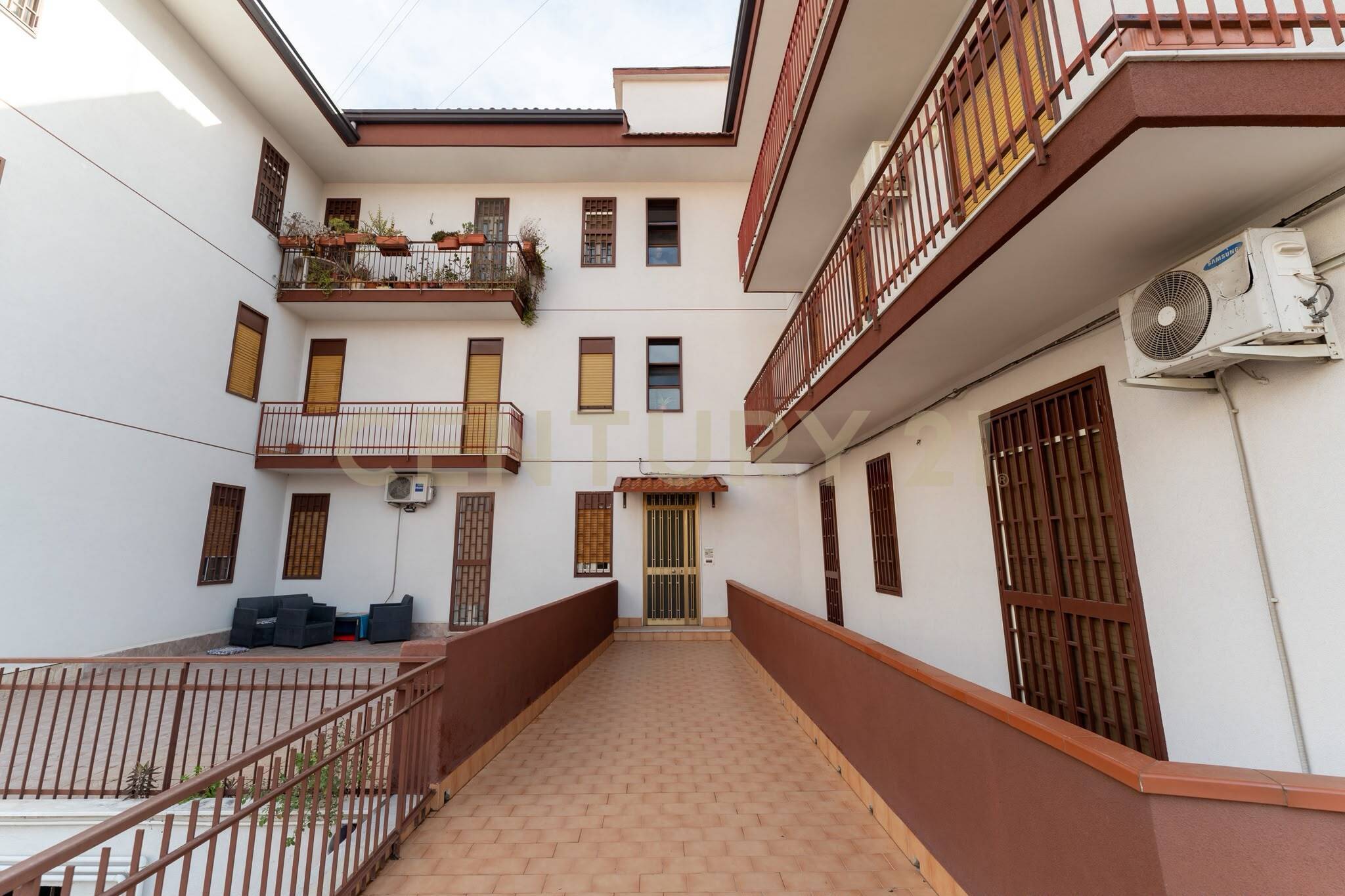 Appartamento con terrazzo in via salvatore quasimodo 7, Gravina di Catania