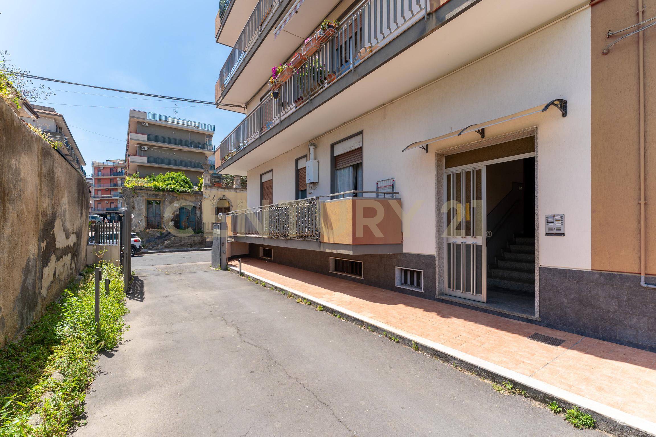 Appartamento con giardino in via croce 72, Aci Catena