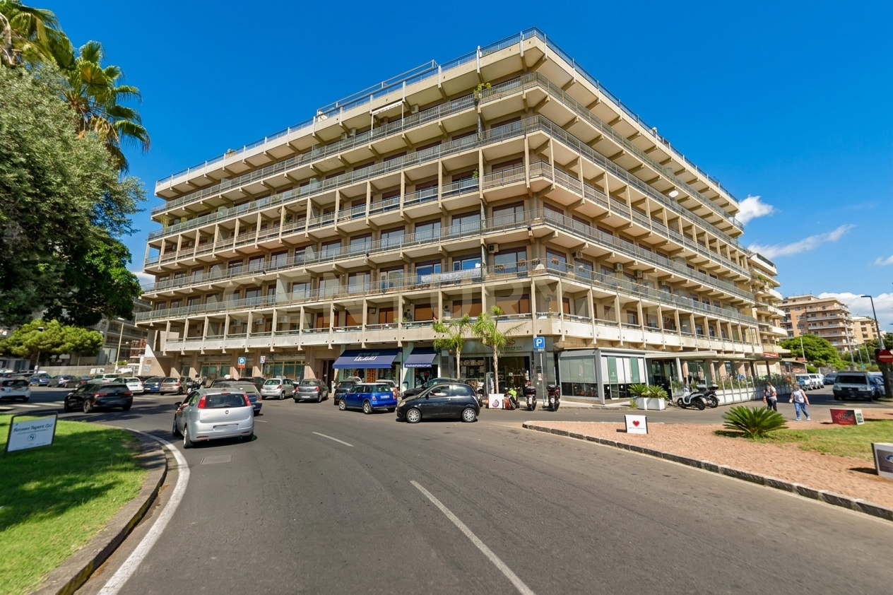 Posto auto coperto ristrutturato in piazza europa 13, Catania