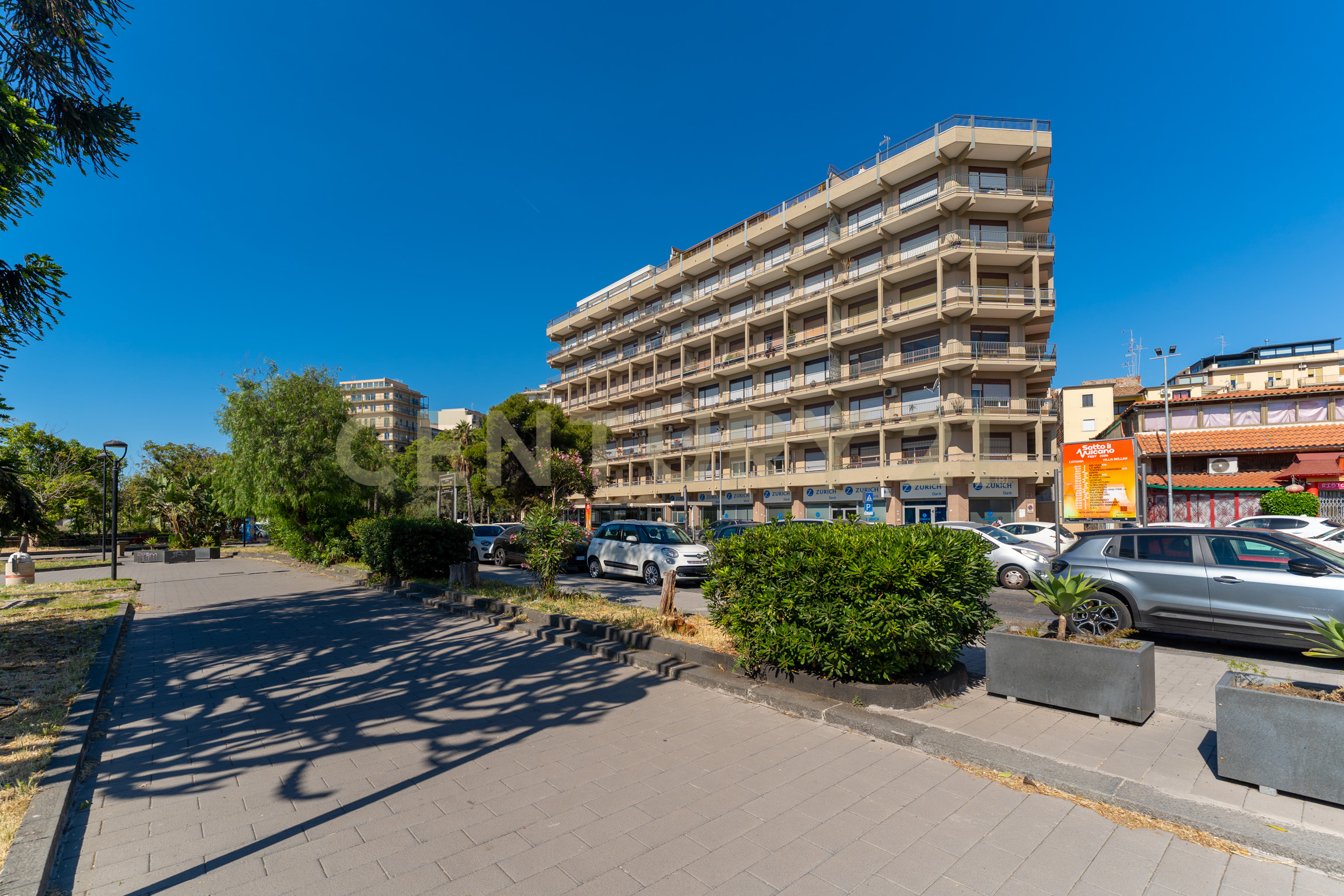 Posto auto coperto ristrutturato in piazza europa 13, Catania