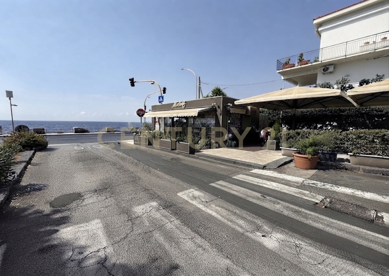 Locale commerciale in vendita in piazza jacopo da lentini, Aci Castello