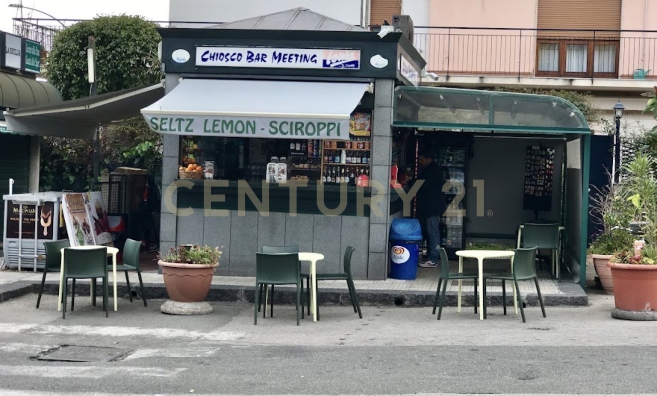 Locale commerciale in vendita in piazza jacopo da lentini, Aci Castello