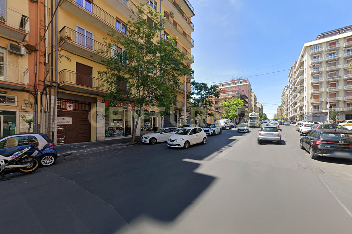 Box/Garage 55mq con box doppio in viale mario rapisardi, Catania