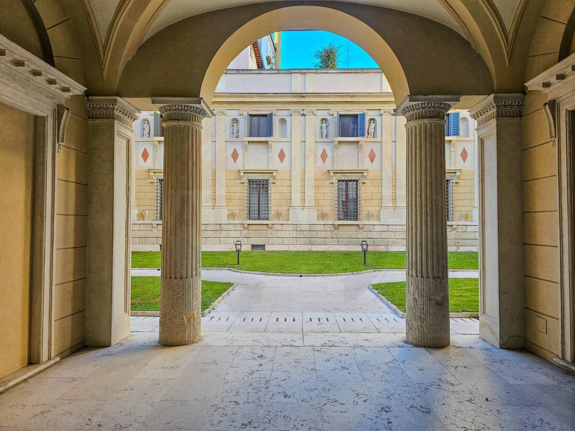 Attico con terrazzo, Verona centro storico