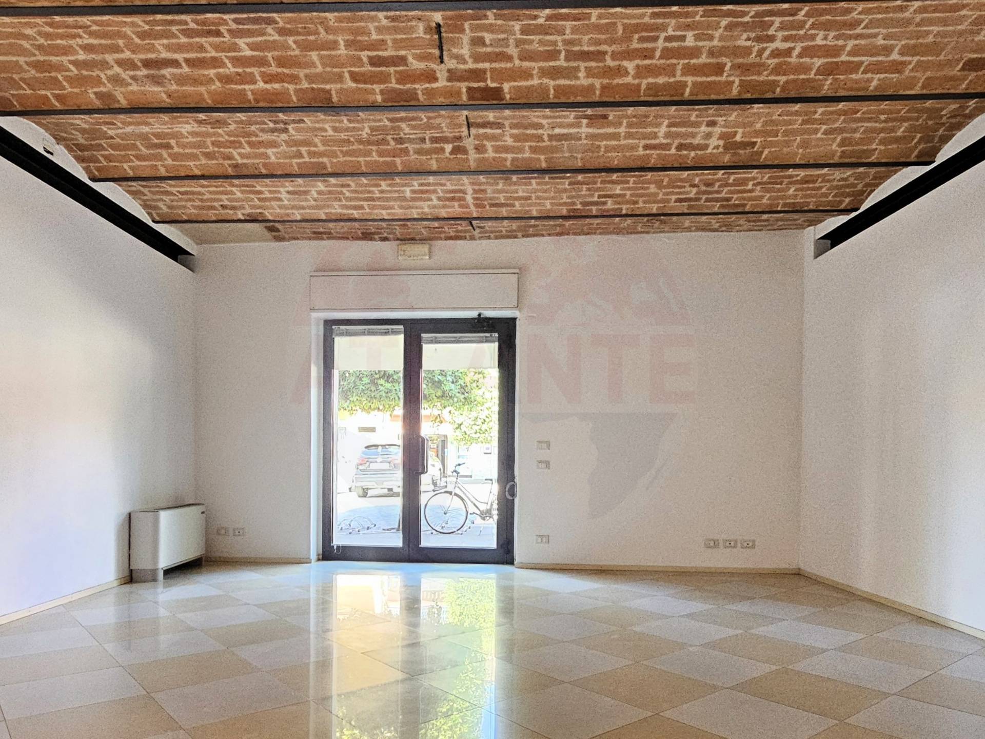 Locale Commerciale in affitto a Cologne