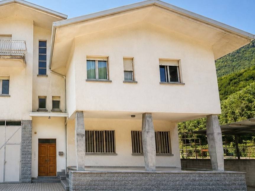 Porzione di casa in vendita a Zone