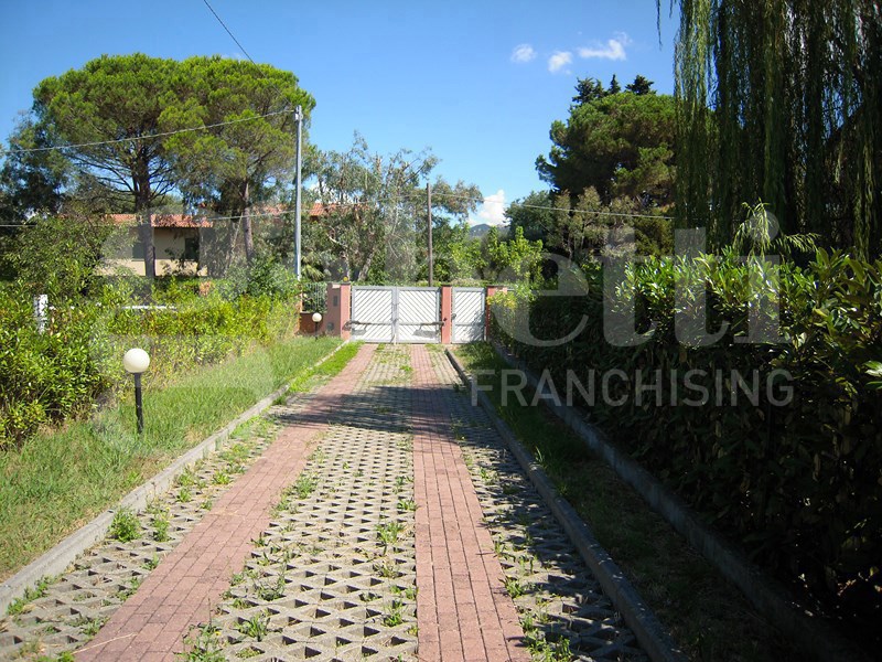 Villa con giardino a Sarzana