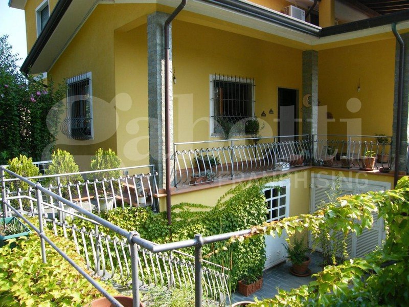 Villa con giardino a Ameglia