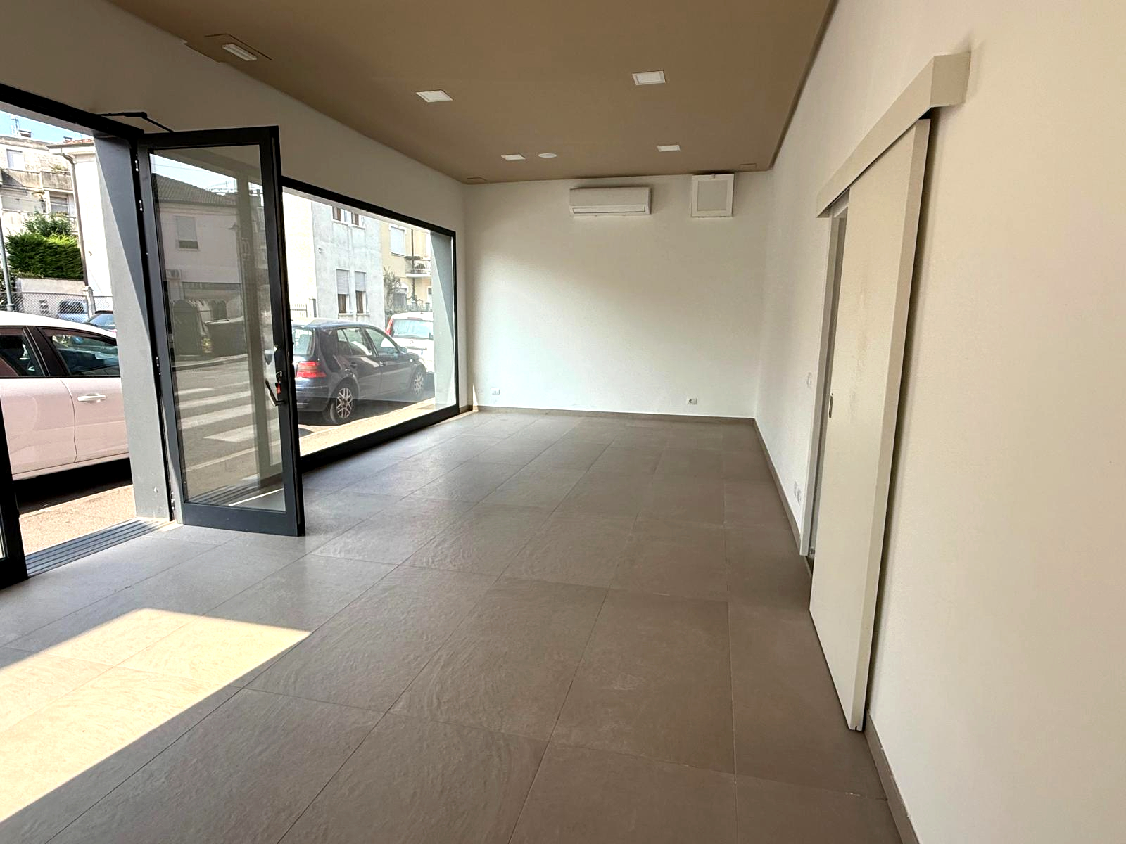 Locale commerciale in affitto a Rovigo