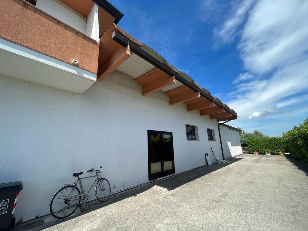 Locale commerciale in vendita a Ceregnano