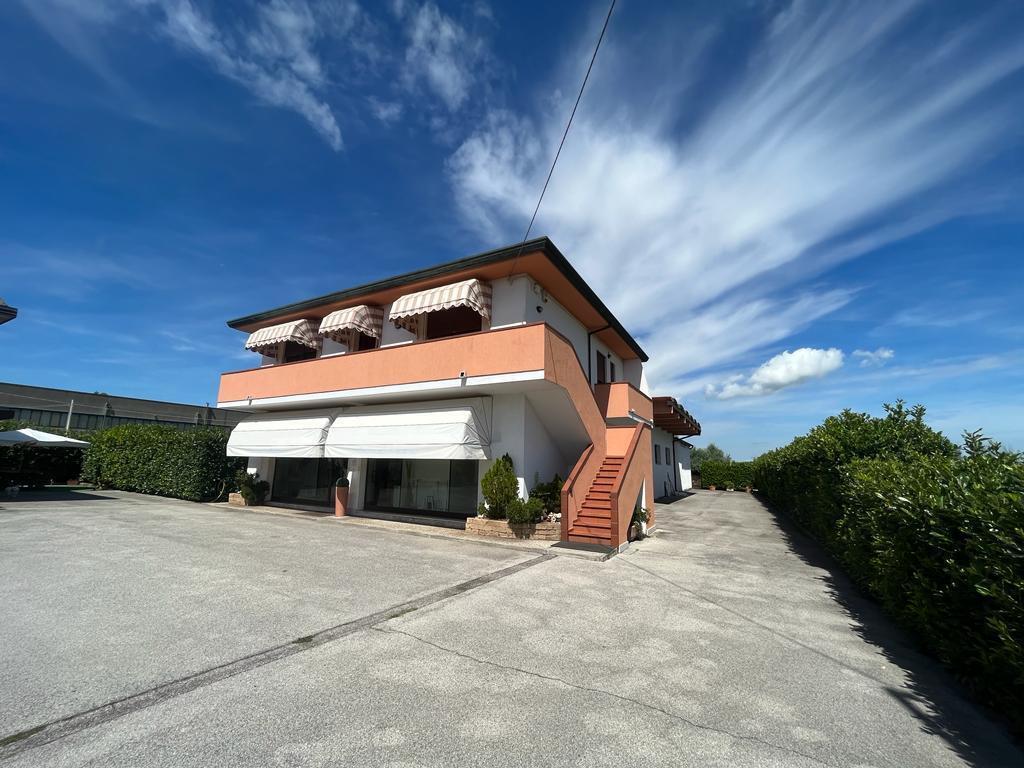 Locale commerciale in vendita a Ceregnano