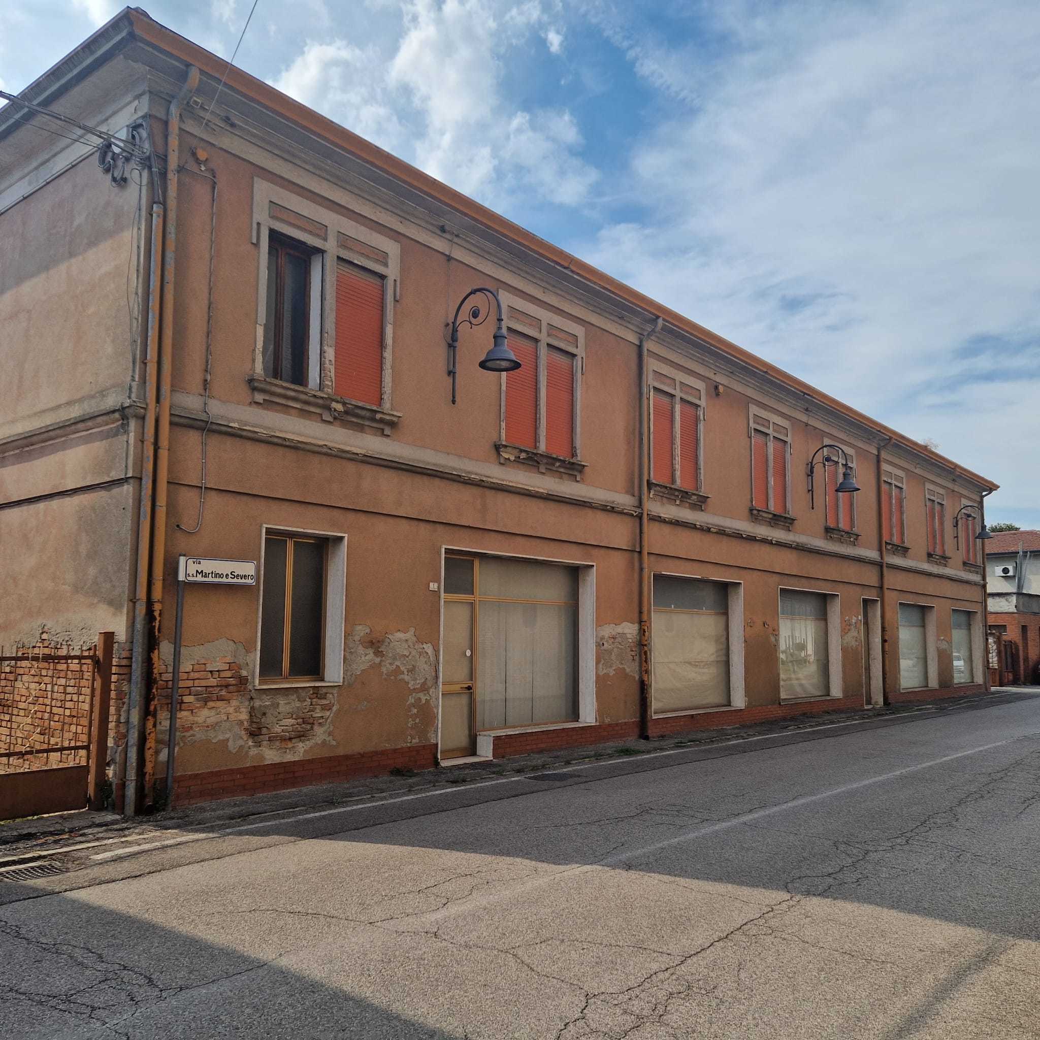 Locale commerciale in vendita a Crespino