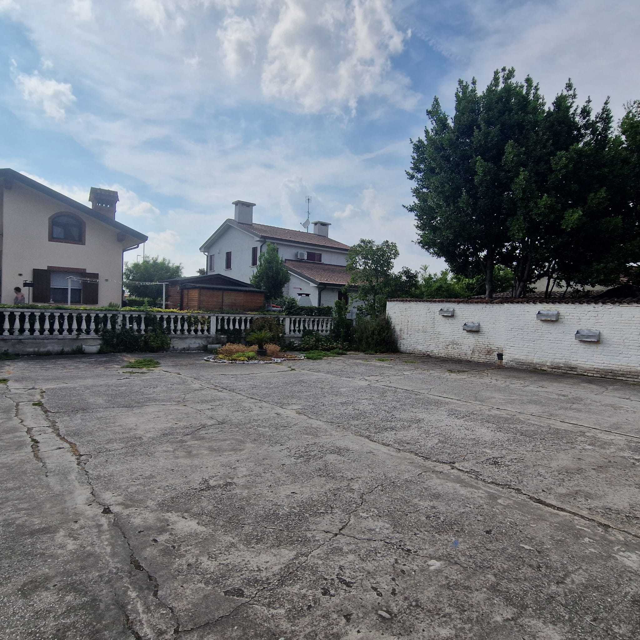 Locale commerciale in vendita a Crespino