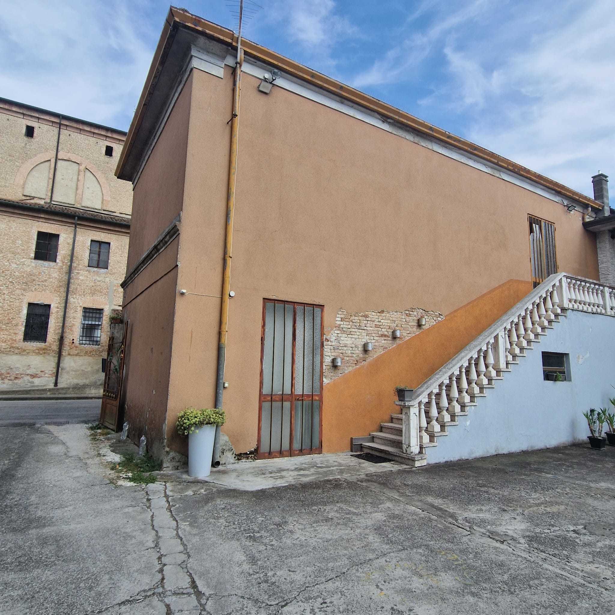 Locale commerciale in vendita a Crespino