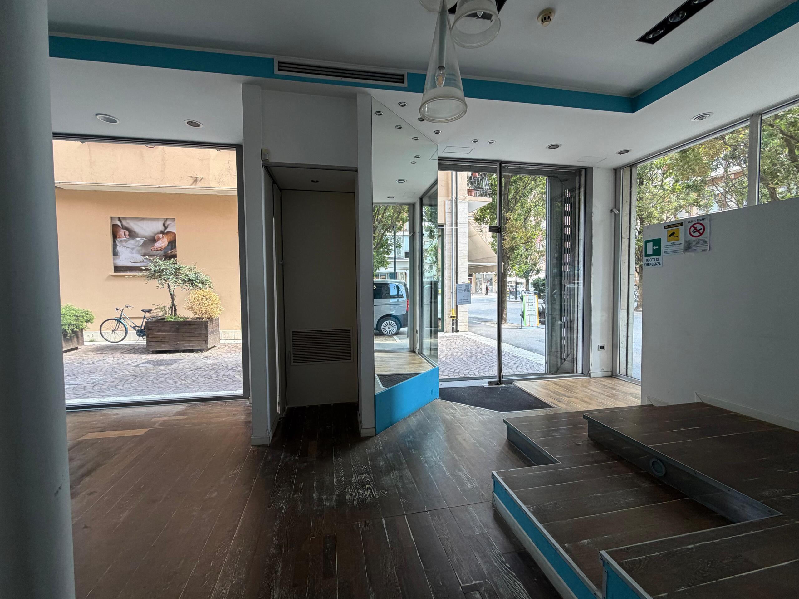 Locale commerciale in vendita in corso del popolo 160, Rovigo