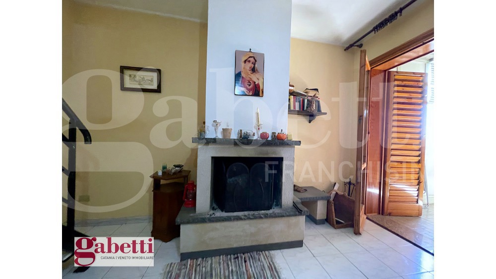 Quadrilocale in vendita a Aci Catena