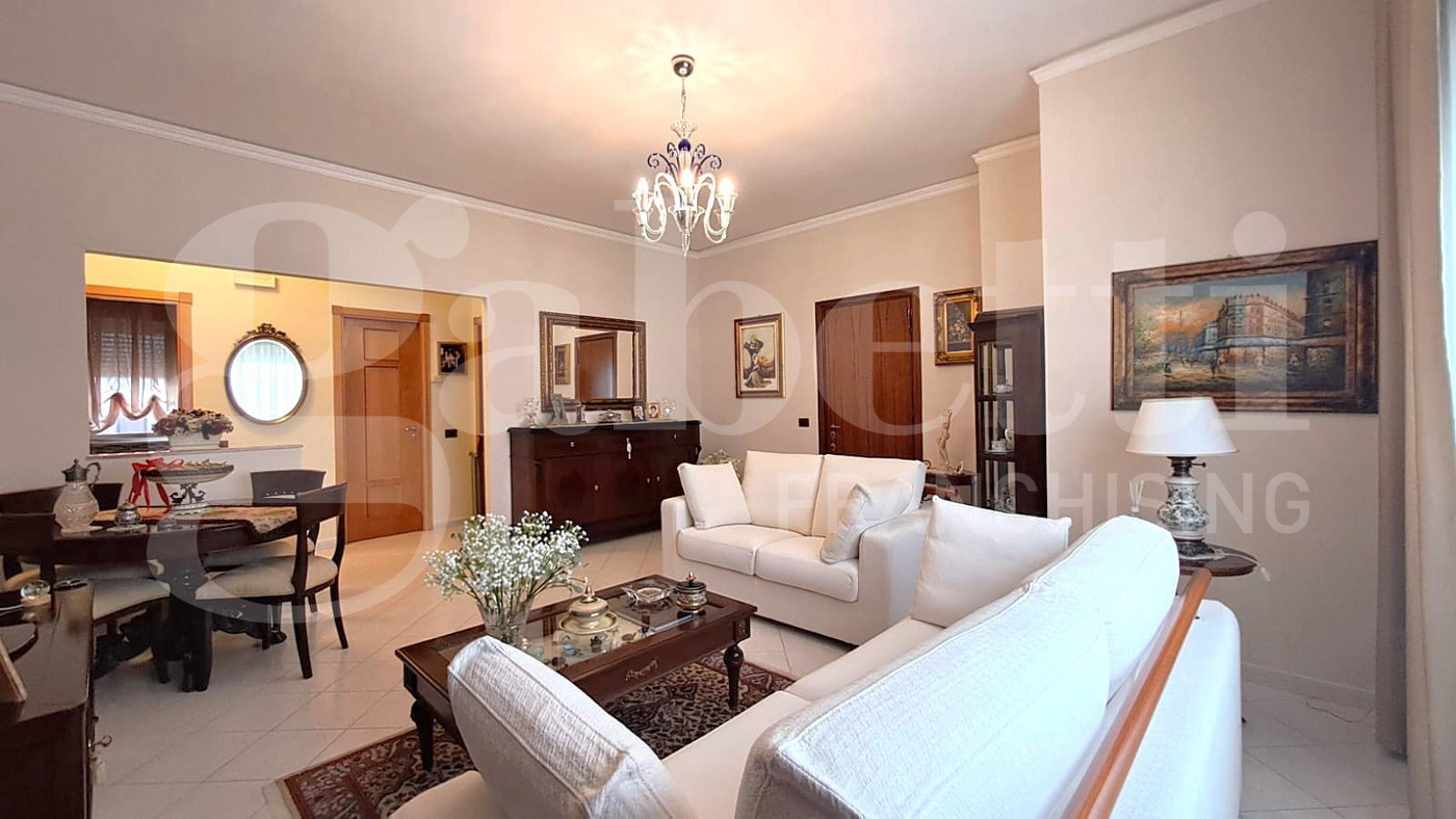 Quadrilocale con box a Aci Castello