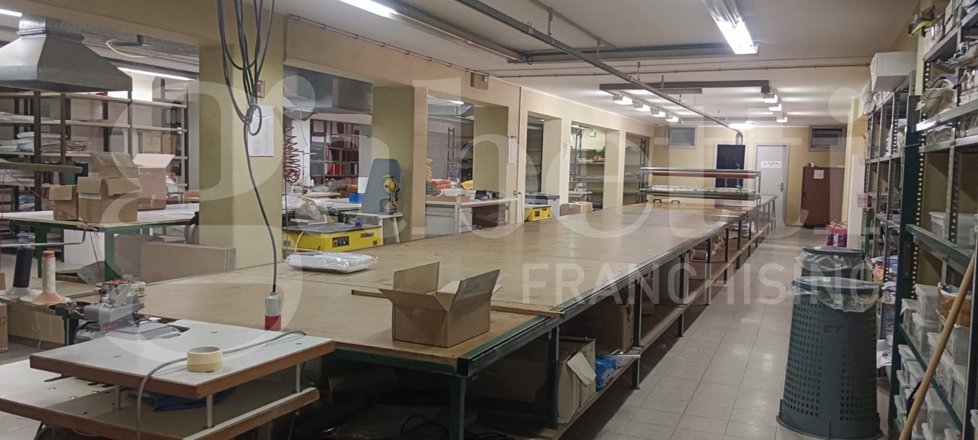 Magazzino in vendita a Gravina di Catania