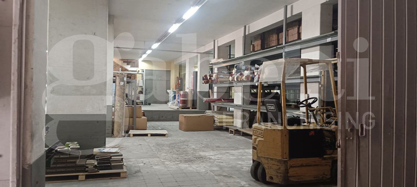 Magazzino in vendita a Gravina di Catania