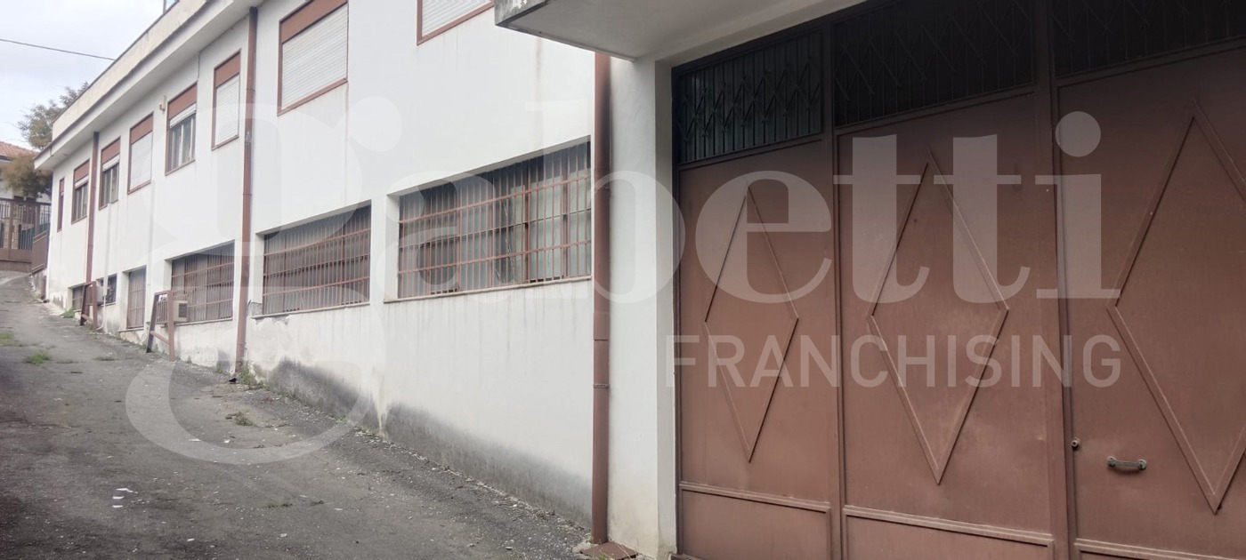 Magazzino in vendita a Gravina di Catania