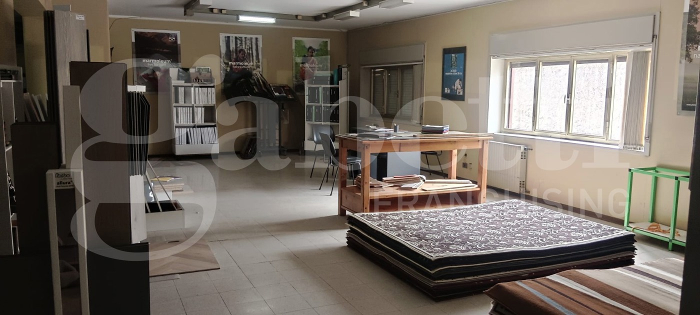 Magazzino in vendita a Gravina di Catania