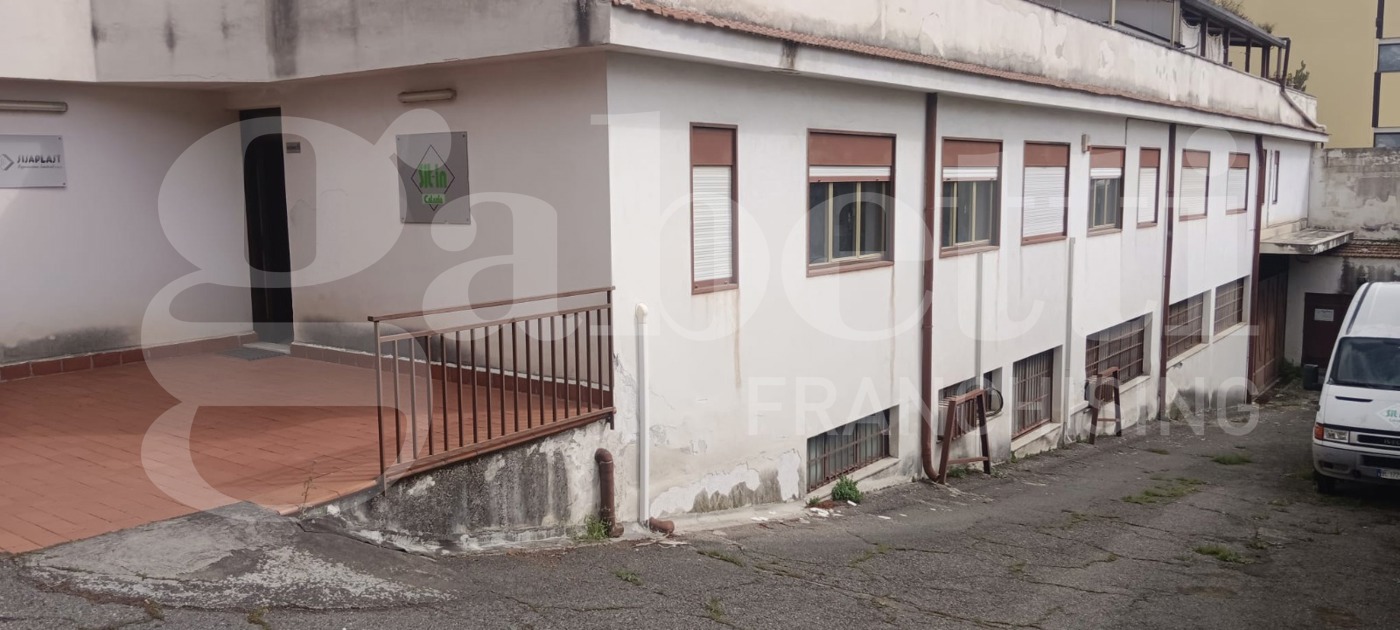 Magazzino in vendita a Gravina di Catania