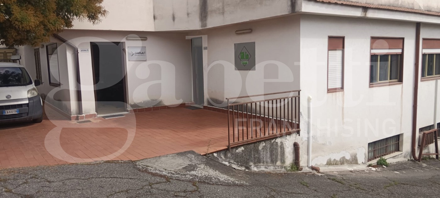 Magazzino in vendita a Gravina di Catania