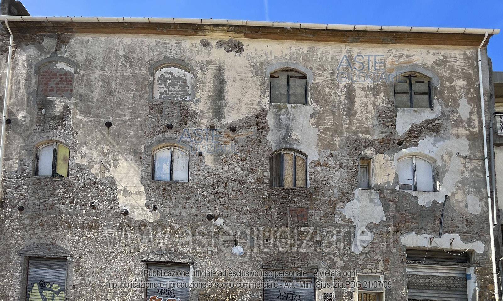 Edificio commerciale o terziario in vendita a Cecina