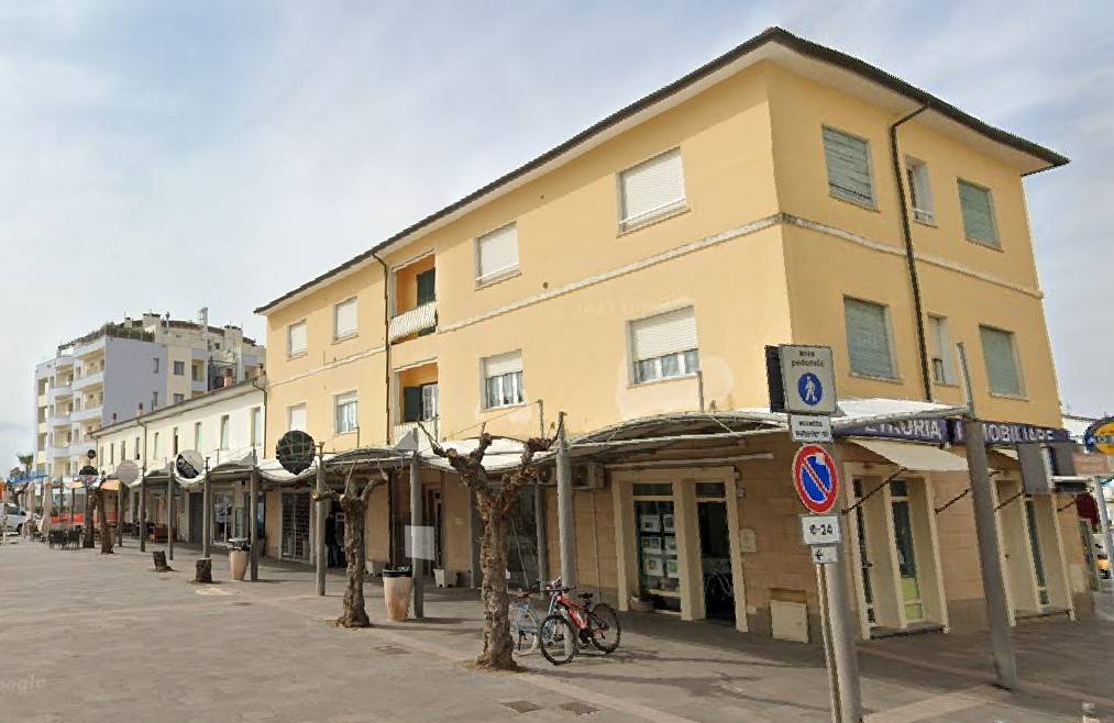 Locale commerciale in vendita a Cecina, Cecina Mare