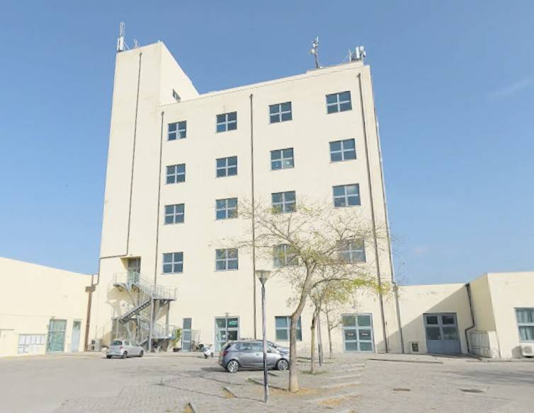 Locale commerciale in vendita a Livorno, Periferia sud