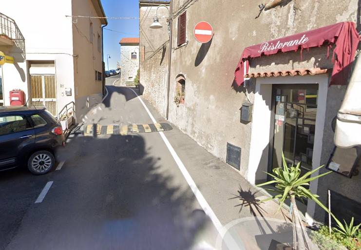 Locale commerciale in vendita a Magliano in Toscana, Montiano