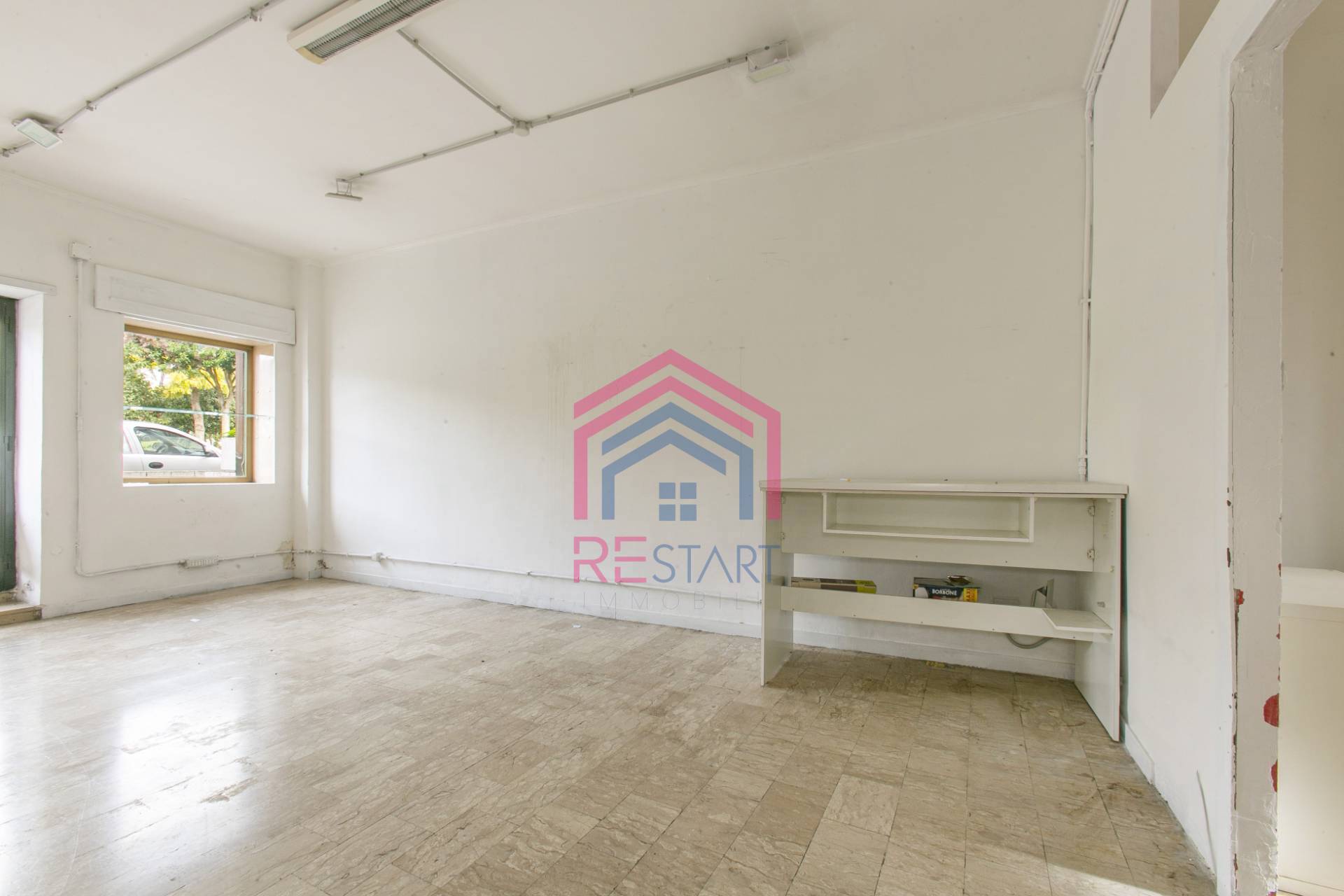 Locale commerciale in affitto a Ardea