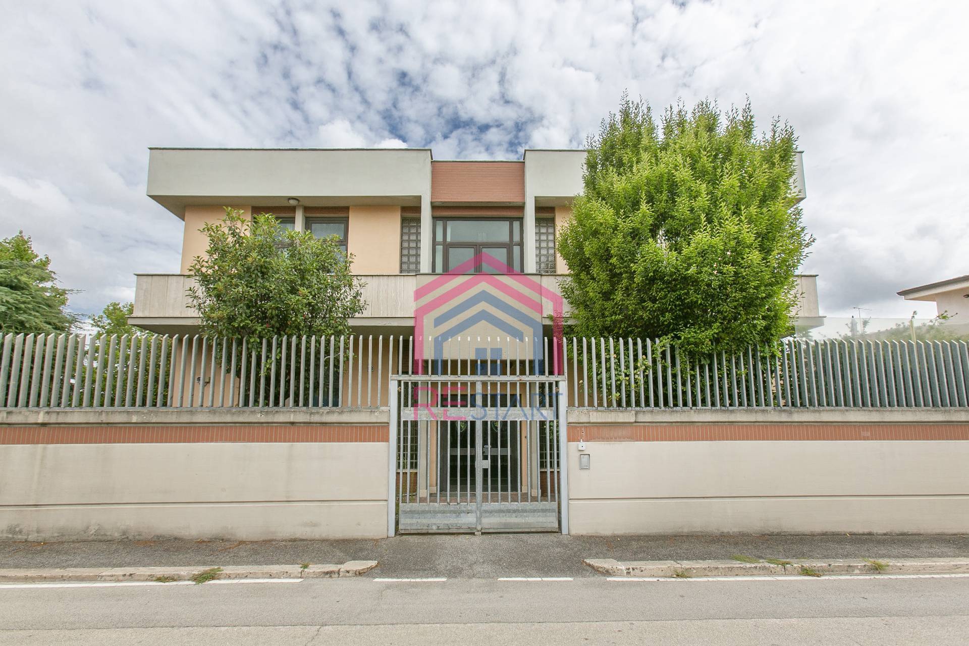 Locale commerciale in vendita a Aprilia